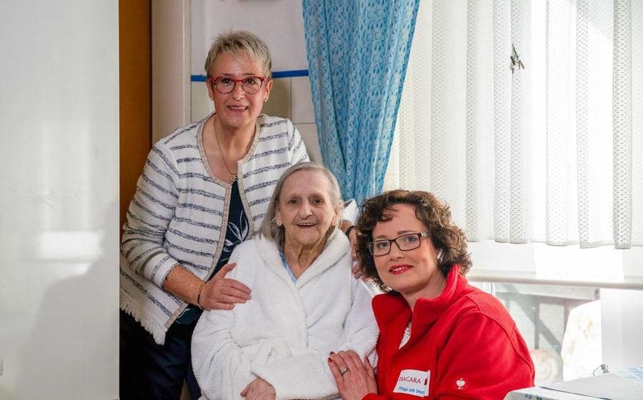 Pflegekraft mit Kundin und Angehöriger